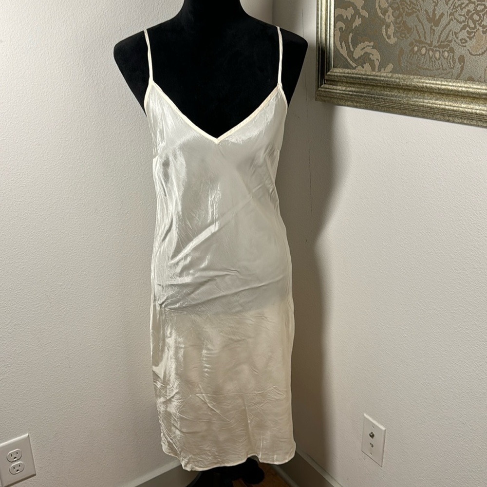 Banana Republic intimates ivory slip dress / chemise Sz 4 V neck spaghetti strap